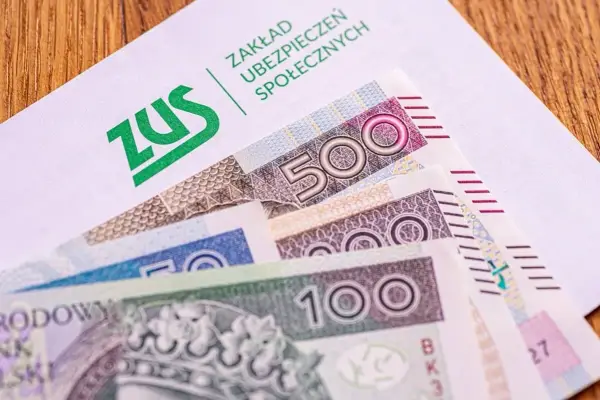 Koperta ZUS z banknotami 100, 200 i 500 zł. Nadzieja na dodatkowe środki, być może 13. emerytury.